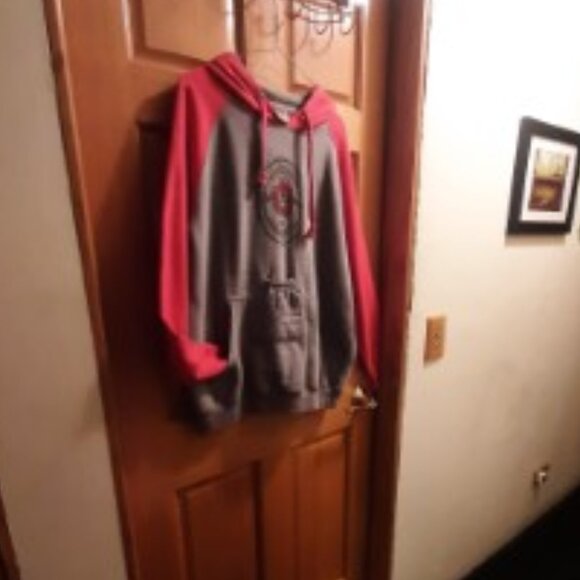 Oklahoma State / beer holding sweatshirt - Picture 4 of 6